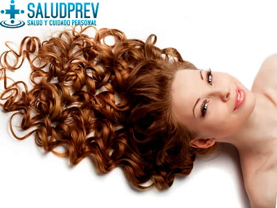 mulher com cabelo método curly