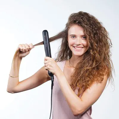alisando o cabelo com vapor