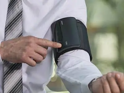 Omron Evolv no braço