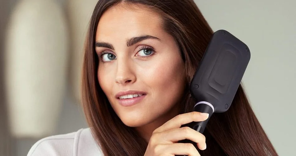 A usar a escova alisadora Philips Stylecare Essential