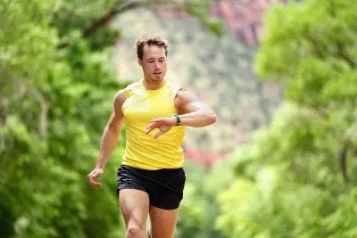 homem fazendo desporto com um smartwatch desportivo