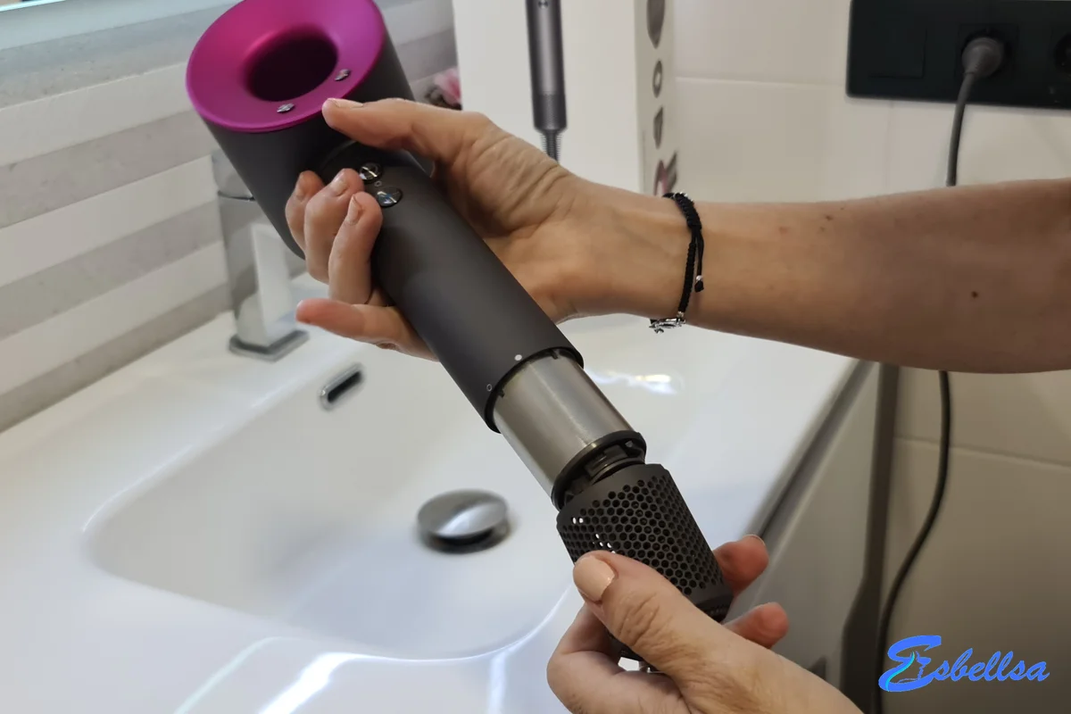 A desmontar o filtro cilíndrico da pega do Dyson Supersonic