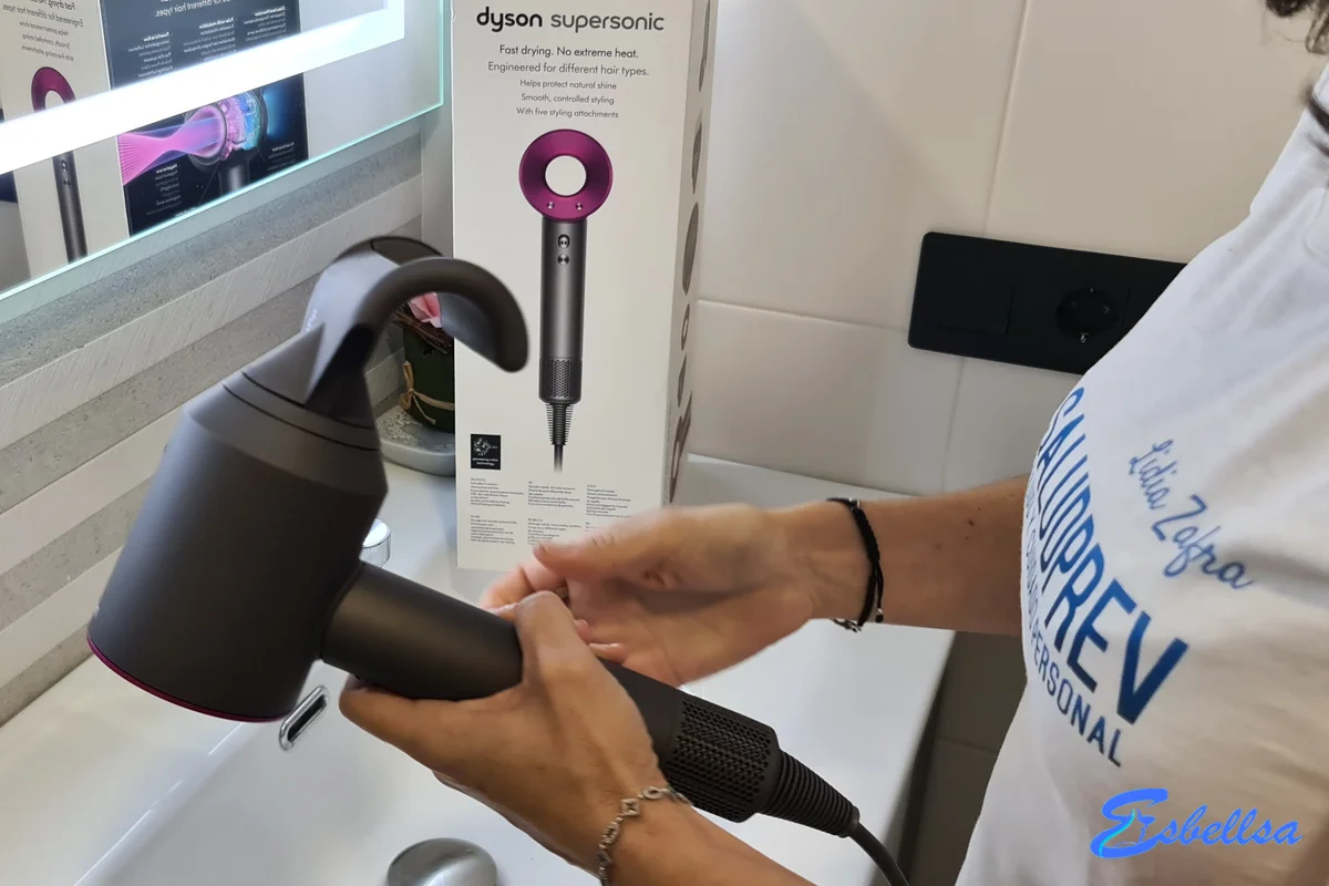 A testar o bocal anti-frizz com íman do Dyson Supersonic
