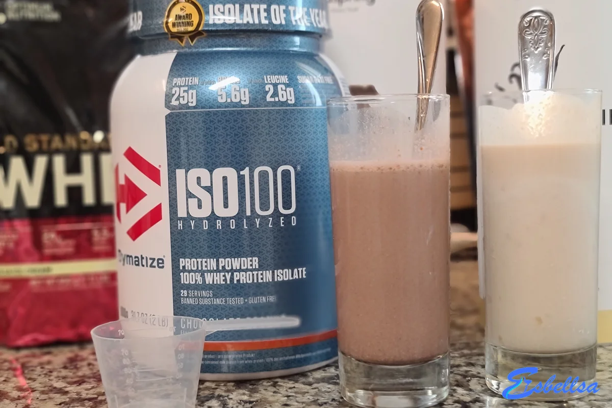 o batido de iso 100 chocolate peanut preparado ao lado da embalagem azul