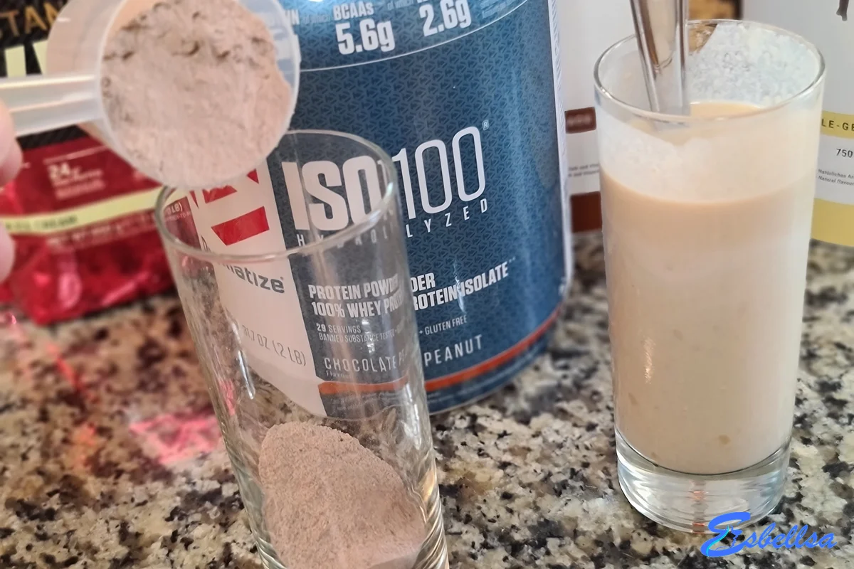 o doseador da dymatize iso 100 com o seu pó durante os nossos testes
