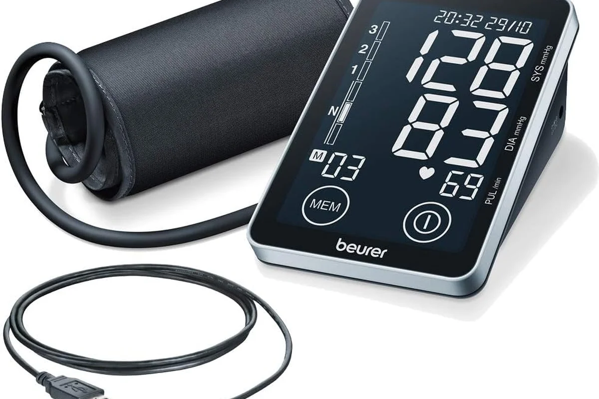 o beurer bm58 com a sua braçadeira e o cabo usb