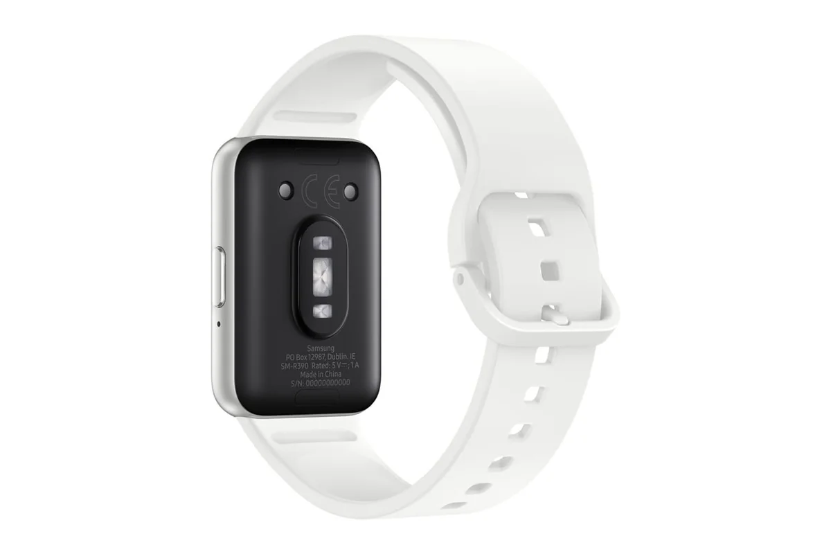 Parte de trás da Samsung Galaxy Fit3 com o sensor ótico de frequência cardíaca