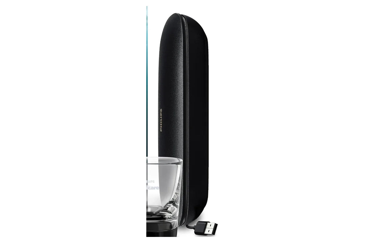 o estojo de viagem, o copo de carregamento e o cabo do Philips Sonicare DiamondClean