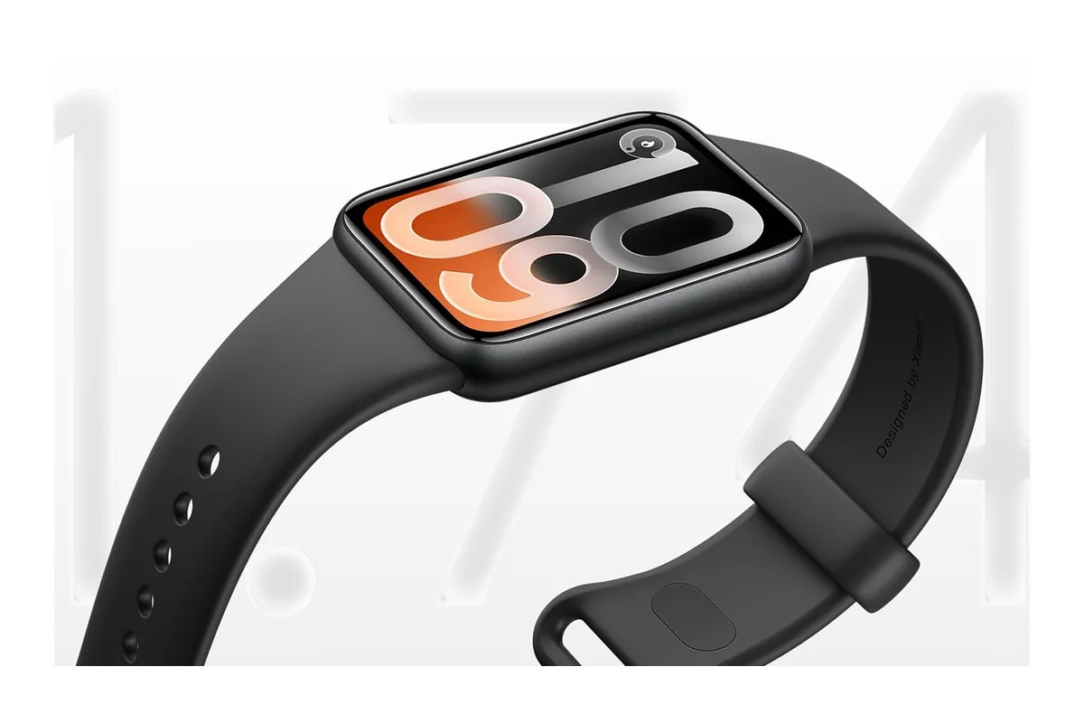 Xiaomi Smart Band 10 Pro com a bracelete preta e o ecrã aceso